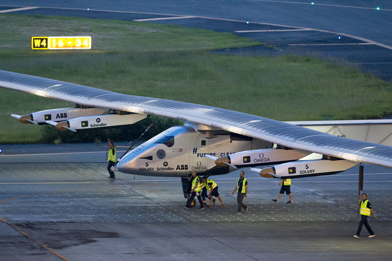 © Reuters. Avião movido a energia solar Solar Impulse 2 no aeroporto de Nagoya, no Japão