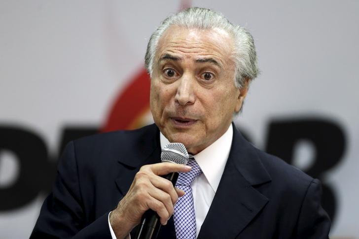 © Reuters. Vice-presidente da República e presidente do PMDB Michel Temer discursa para membros do partdo em Brasília