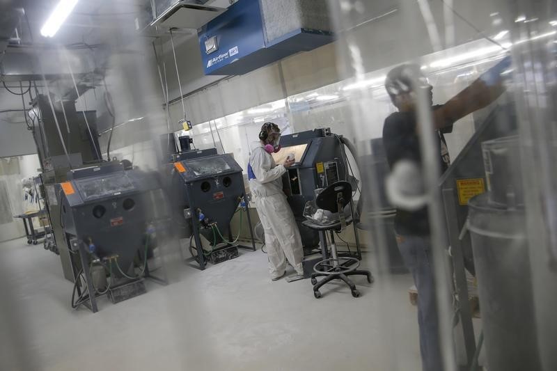 © Reuters. Man is works in the breakout cleaning room at the Shapeways 3D printing office in the borough of Queens in New York