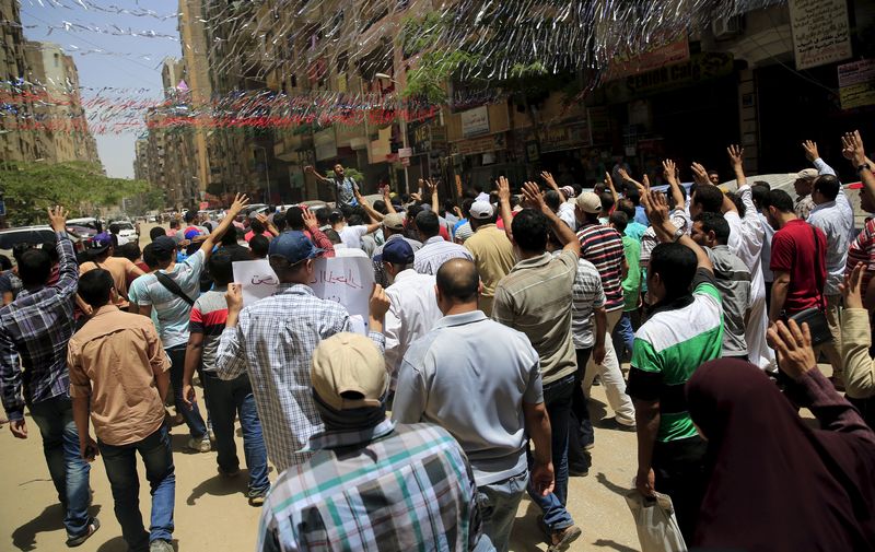 © Reuters. مصر تحيل 198 من مؤيدي الإخوان للقضاء العسكري
