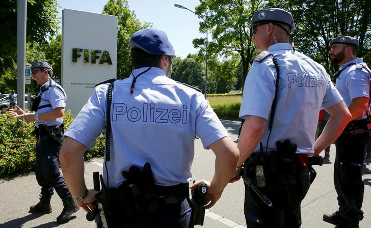 © Reuters. Comienzan en Suiza los interrogatorios a los dirigentes detenidos de la FIFA 