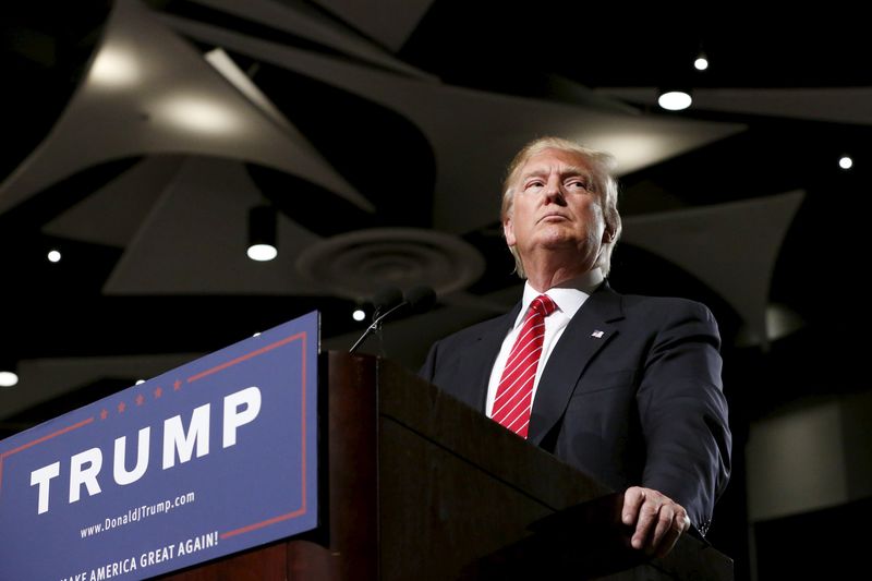 © Reuters. U.S. Republican presidential candidate Donald Trump speaks during a campaign event in Phoenix, Arizona 