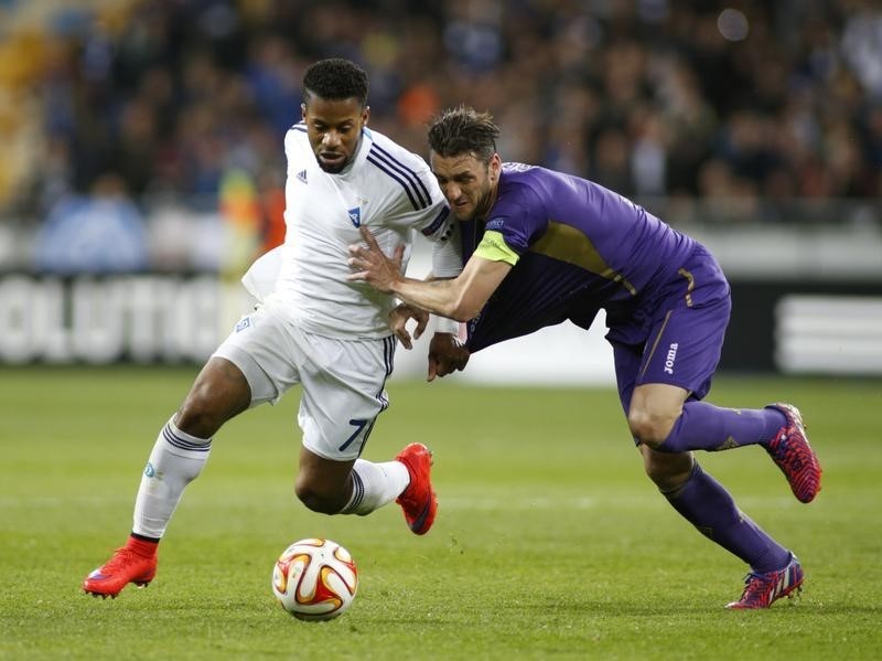 © Reuters. Dynamo Kiev's Lens fights for the ball with Fiorentina's Rodriguez during their Europa League quarter-final first leg match at the Olympic stadium in Kiev