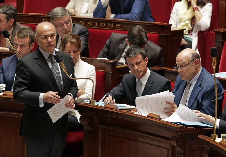 © Reuters. Ministro do Interior francês,participa de sessão na Assembleia Nacional