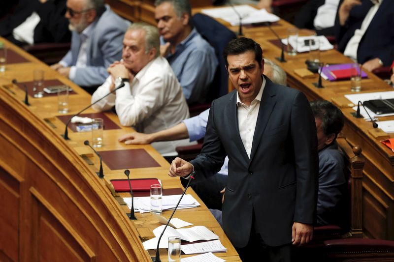 © Reuters. Primeiro-ministro grego, Alexis Tsipras, pronuncia discurso durante sessão no Parlamento