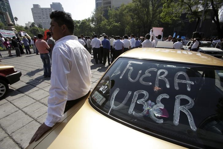 © Reuters. Taxistas fazem protesto contra o Uber na Cidade do México