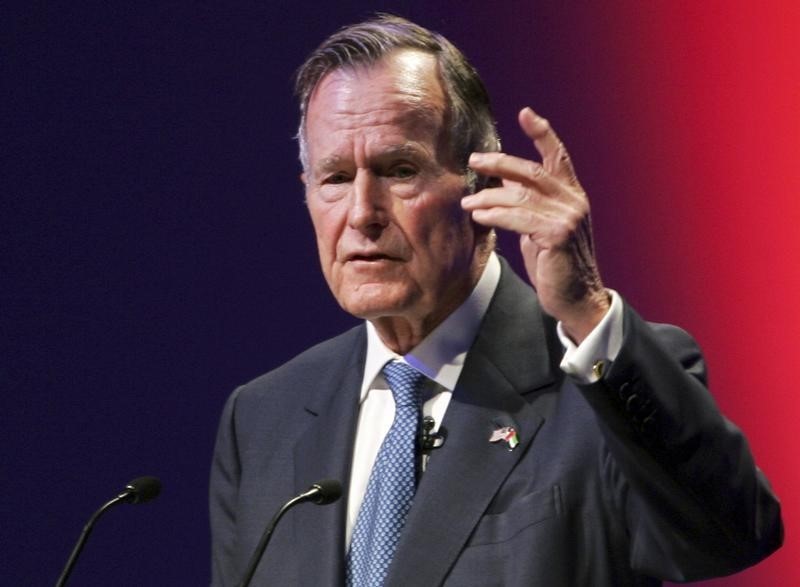 © Reuters. Former U.S. President George Bush speaks at the World Leadership Summit in Abu Dhabi