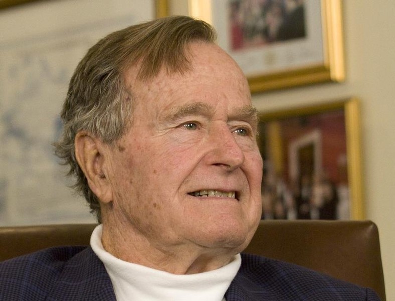 © Reuters.  George H.W. Bush se fractura una vértebra cervical en una caída en su casa 