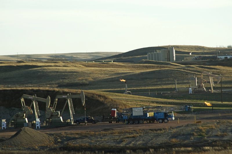 © Reuters. Нефтяные станки-качалки на территории индейской резервации в Северной Дакоте 
