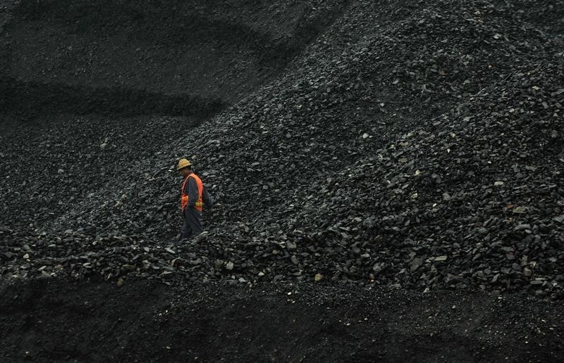 © Reuters. Рабочий на угольном разрезе в Китае