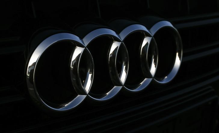 © Reuters. An Audi logo is seen on the radiator grill of an Audi vehicle at a car dealer in Eching near Munich