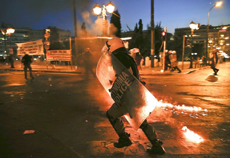 © Reuters. Parlamento griego aprueba medidas demandadas de rescate, Syriza se fragmenta