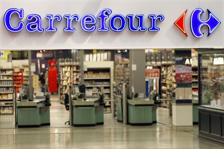 © Reuters. Вход в гипермаркет Carrefour в пригороде Парижа 