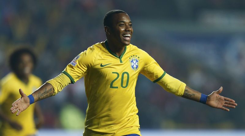 © Reuters. Brazil's Robinho celebrates after scoring against Paraguay during their Copa America 2015 quarter-finals soccer match at Estadio Municipal Alcaldesa Ester Roa Rebolledo in Concepcion