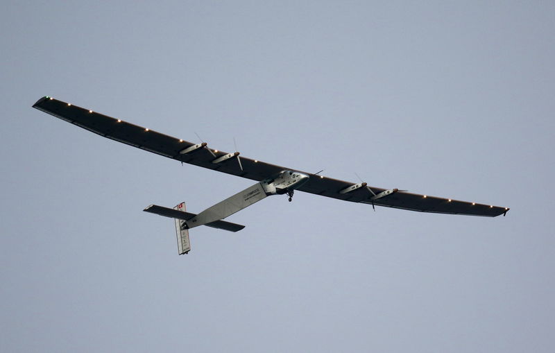 © Reuters. توقف رحلة طائرة تعمل بالطاقة الشمسية لا يحول دون ان تسجل أرقاما قياسية