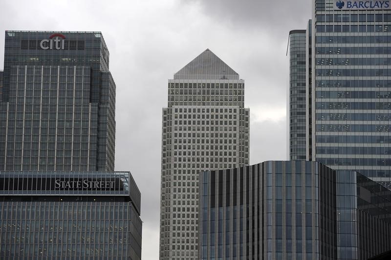 © Reuters. Banks and offices are seen in the Canary Wharf financial district in East London