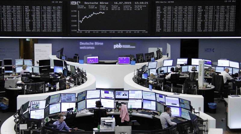 © Reuters. Traders are pictured at their desks in front of the DAX board at the Frankfurt stock exchange