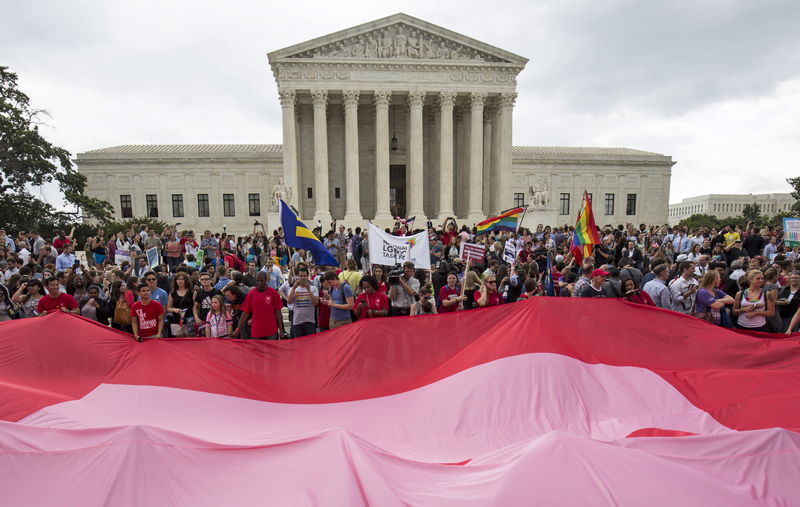 © Reuters. Supporters of gay marriage rally after the U.S. Supreme Court ruled on Friday that the U.S. Constitution provides same-sex couples the right to marry