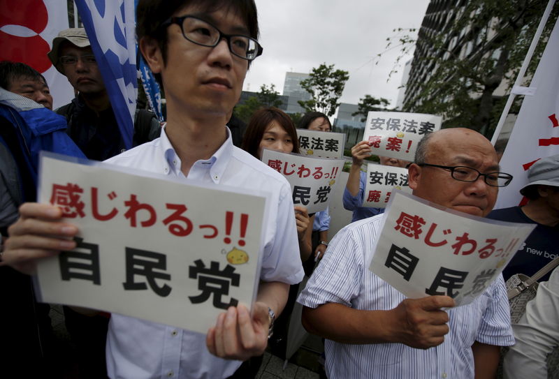 © Reuters. Manifestantes durante protesto contra legislação de segurança do premiê, Shinzo Abe, em Tóquio