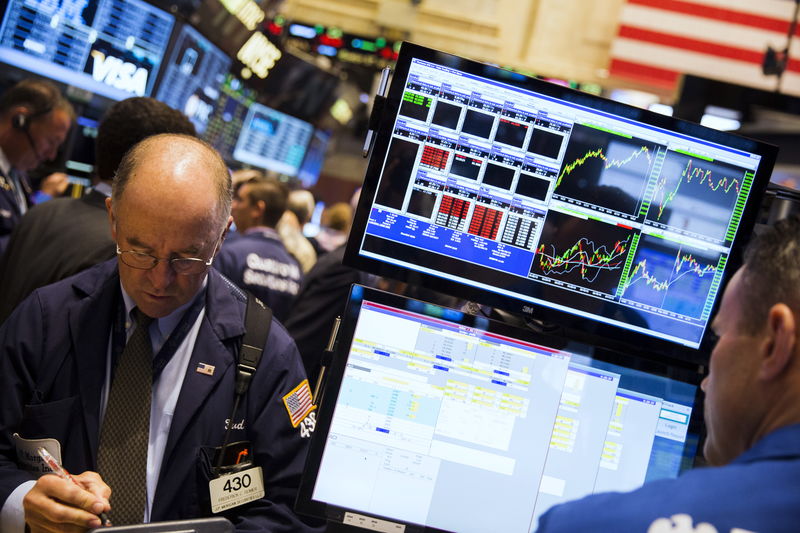 © Reuters. Traders work on floor of New York Stock Exchange shortly after opening bell in New York