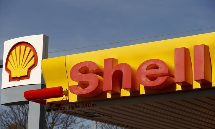 © Reuters. Shell's company logo is pictured at a gas station in Zurich