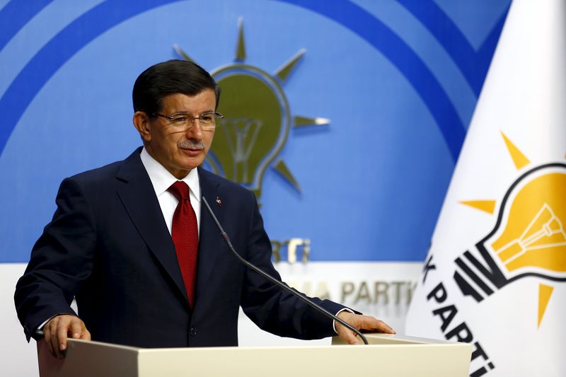 © Reuters. رئيس وزراء تركيا:محادثات الائتلاف مع حزب المعارضة الرئيسي تحقق تقدما