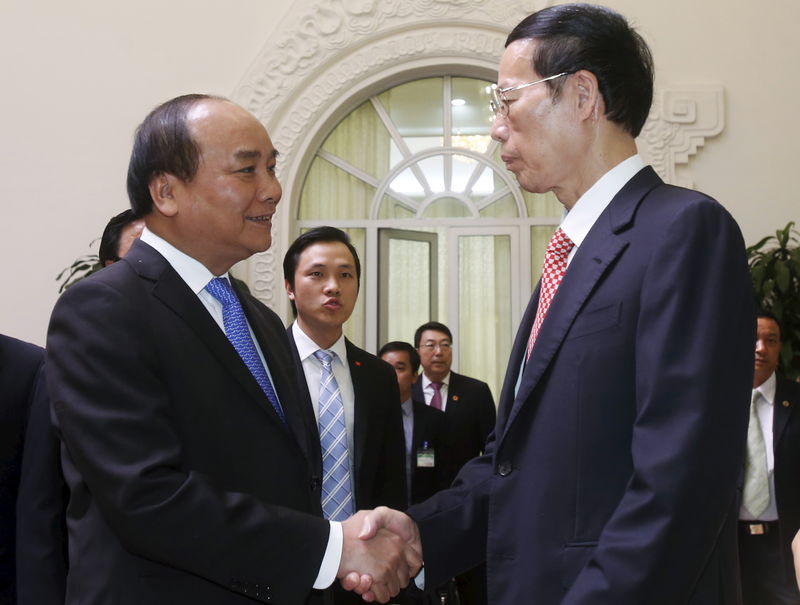 © Reuters. Vietnam's Deputy Prime Minister Nguyen greets China's Vice Premier Zhang at the Government Office in Hanoi