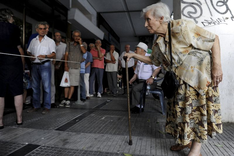 © Reuters. Pensionistas em fila de banco na cidade de Thessaloniki, na Grécia