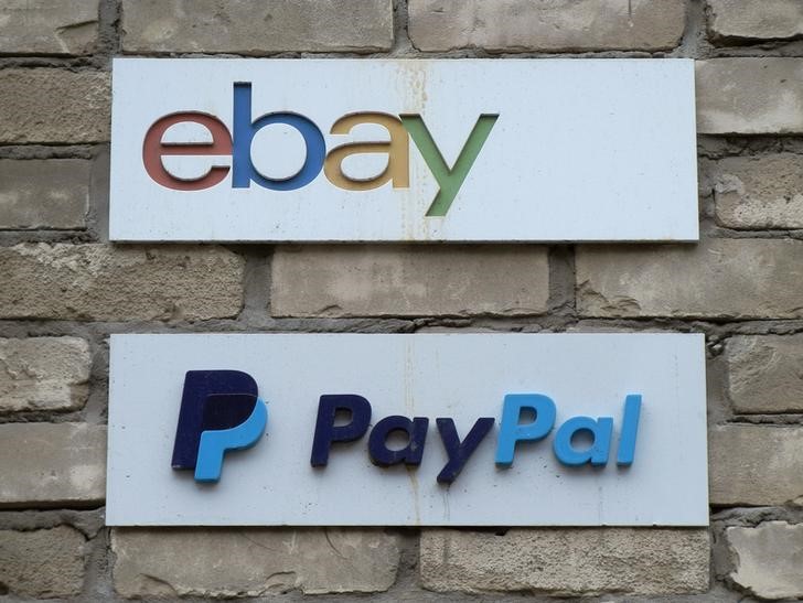 © Reuters. Таблички с логотипами eBay и PayPal в Торонто 