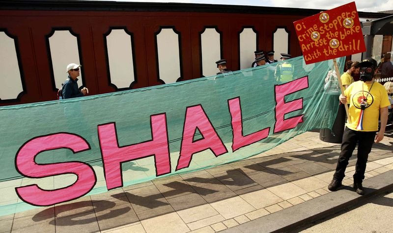 © Reuters. Anti-fracking protesters demonstrate outside County Hall in Preston