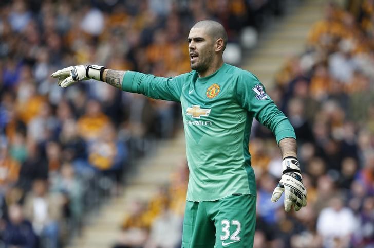 © Reuters. Valdés responde a Van Gaal por la disputa sobre su ausencia con el United 