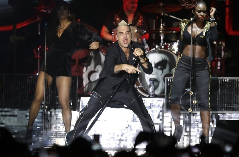 © Reuters. Robbie Williams se convierte en subastador y recauda más de 200.000 euros