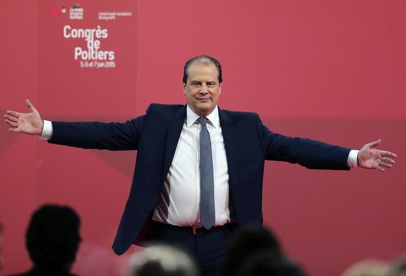 © Reuters. French Socialist Party First Secretary Jean-Christophe Cambadelis reacts at the end of their three-day party Congress in Poitiers
