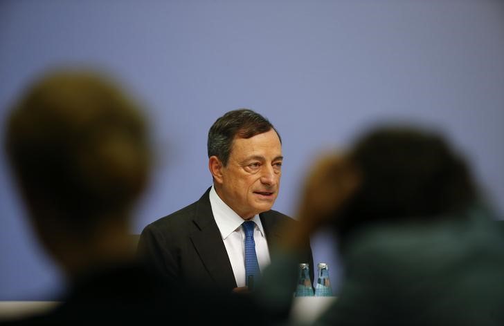 © Reuters. Presidente do Banco Central Europeu, Mario Draghi, durante entrevista coletiva em Frankfurt