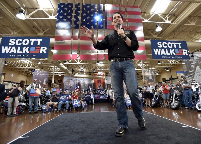 © Reuters. Republican presidential candidate and Wisconsin Governor Scott Walker speaks at a Harley Davidson motorcycle dealership in Las Vegas