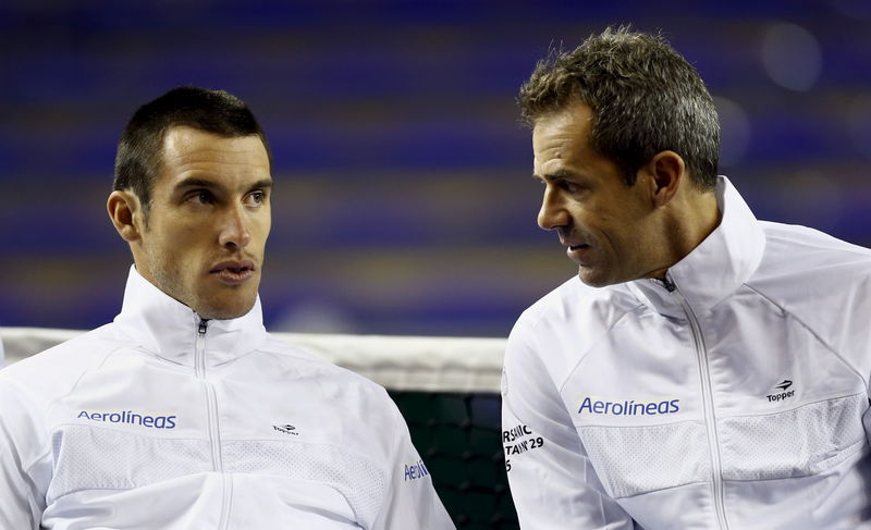 © Reuters. Mayer y Krajinovic abren la serie en Copa Davis entre Argentina y Serbia 