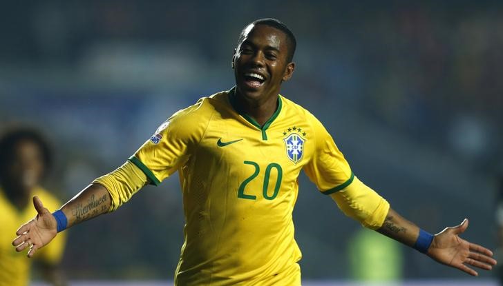 © Reuters. Robinho se une a Scolari en el Guangzhou Evergrande de la liga china