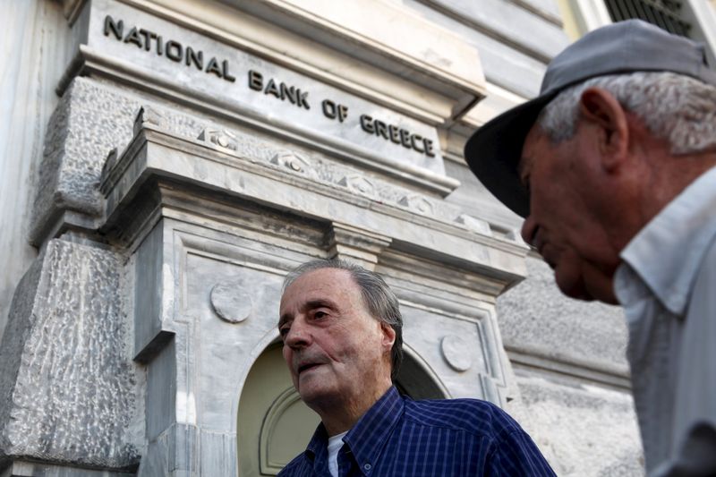 © Reuters. Pensionistas aguardam pare receber parte de suas pensões em agência do National Bank od Greece, em Atenas