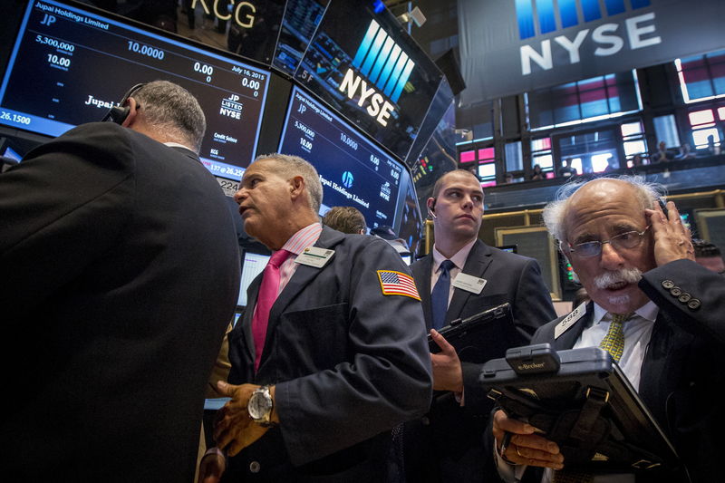 © Reuters. Traders work on the floor of the New York Stock Exchange