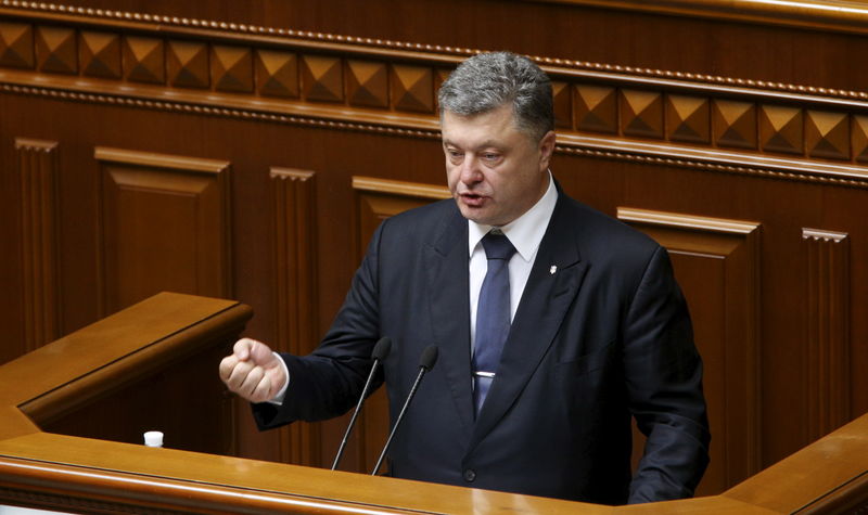 © Reuters. Presidente ucraniano, Petro Poroshenko, durante sessão no Parlamento, em Kiev