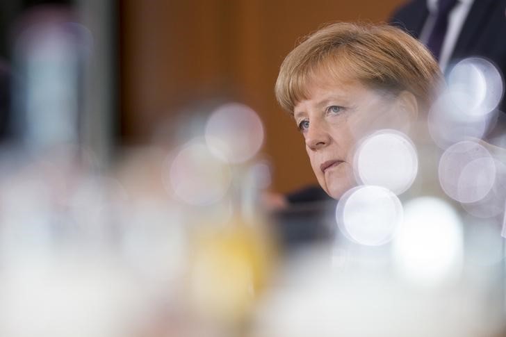 © Reuters. Internet se mofa de Merkel por su reacción ante las lágrimas de una niña refugiada