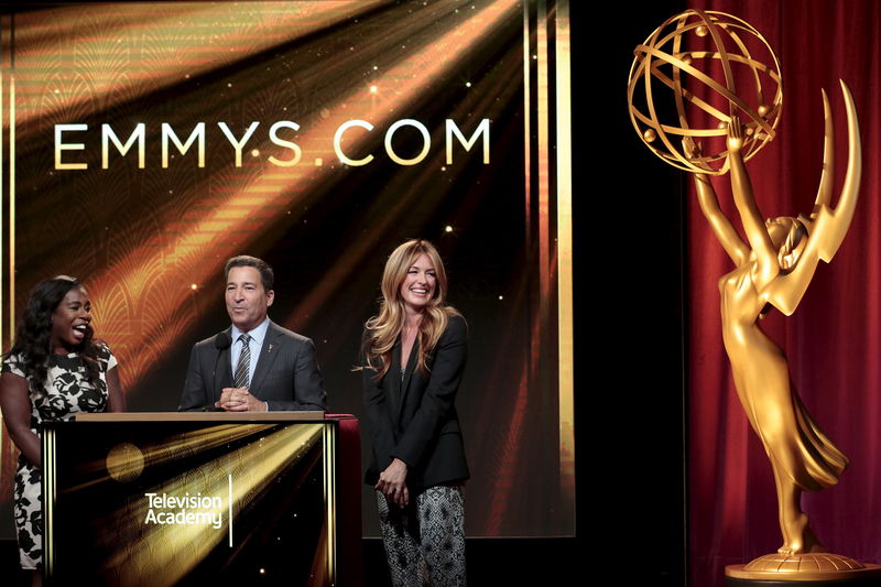 © Reuters. Atrizes Uzo Aduba e Cat Deeley com o CEO Rosenbaum durante indicação para Emmy