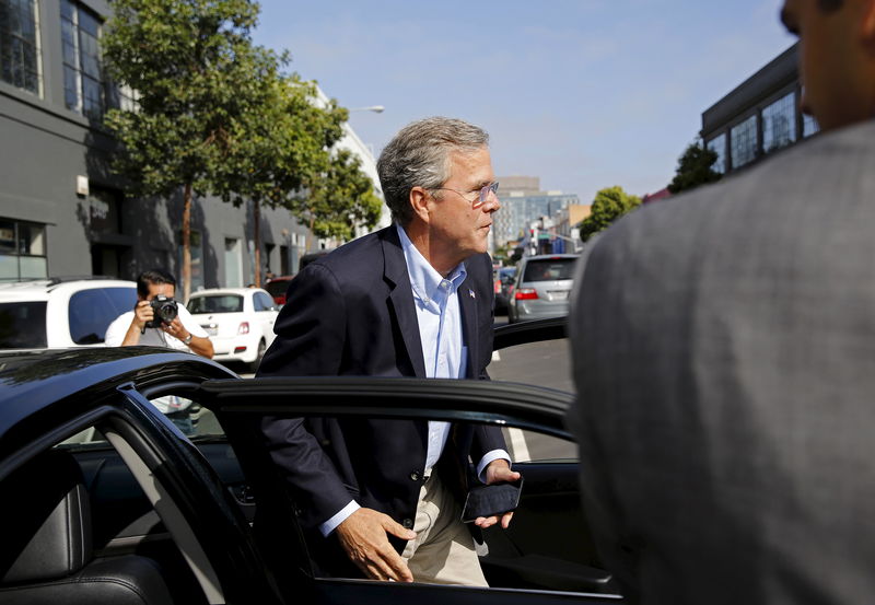 © Reuters. Republican presidential candidate Jeb Bush exits an Uber vehicle as he arrives at Thumbtack, a consumer service connecting experienced professionals, in San Francisco