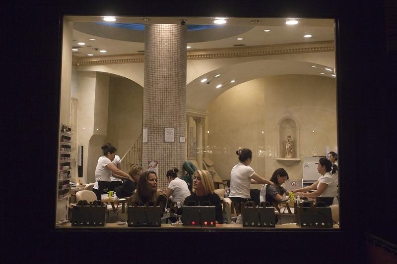 © Reuters. Women at a nail salon on the Upper West Side of New York