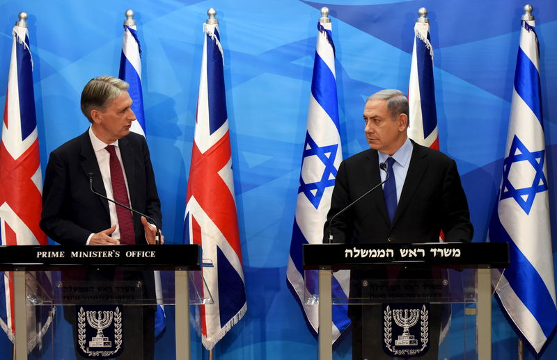 © Reuters. مواجهة بين رئيس وزراء إسرائيل ووزير خارجية بريطانيا بشأن إيران