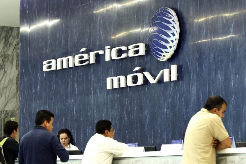 © Reuters. The logo of America Movil is seen on the wall of the reception area in the company's corporate offices in Mexico City