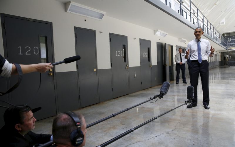 © Reuters. Obama visits a federal prison in Oklahoma