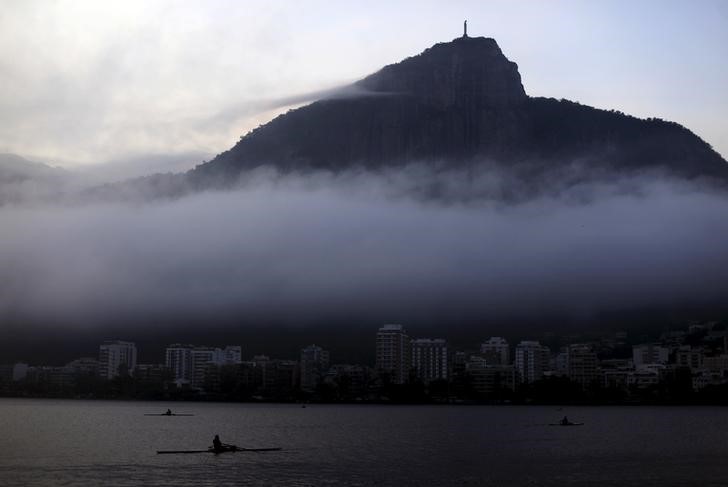 © Reuters. Remadores treinam na Lagoa Rodrigo de Freitas no Rio de Janeiro