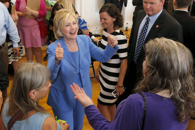 © Reuters. Democratic presidential candidate Hillary Clinton greets Lori Anne Schlinder following a campaign town hall meeting in Dover