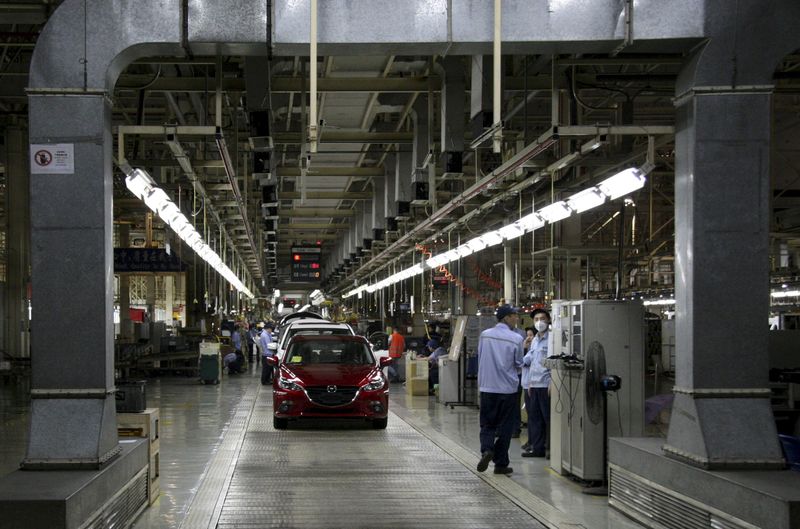 © Reuters. A production line of Axela is seen inside the Changan Mazda factory in Nanjing